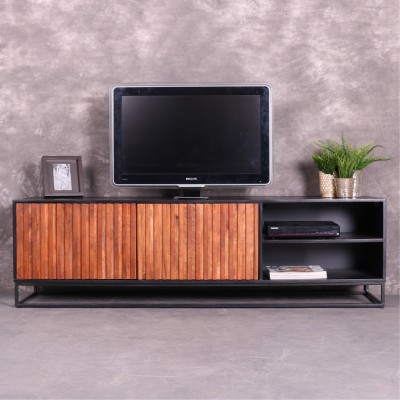 Tv meubel zwart 190 cm breed met bruine deuren.