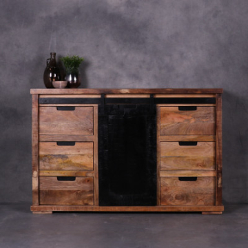 Mangohout dressoir met zwarte schuifdeur.